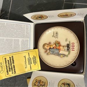 Vintage 1980 Goebel M.J. Hummell Annual Bas Relief Collector Plates‎